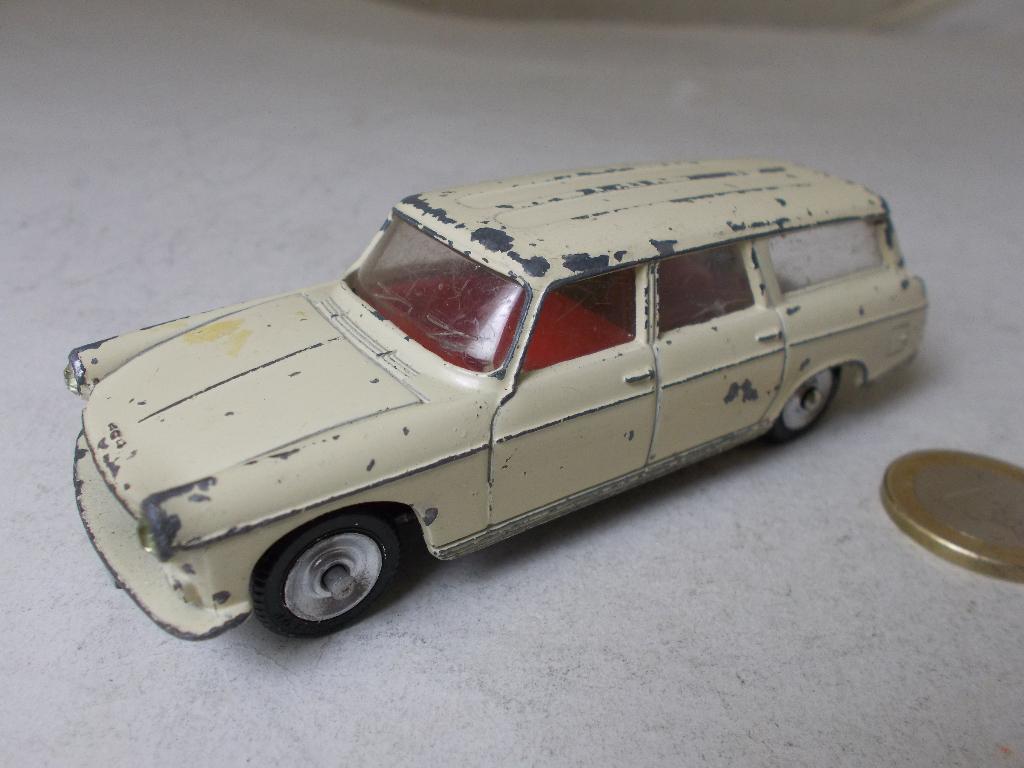 1965 Dinky Toys 525 PEUGEOT 404 BREAK (Opknapper.)