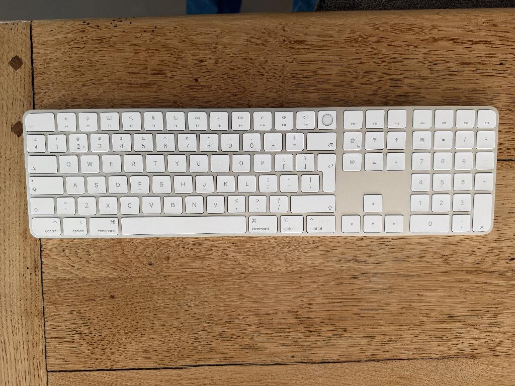 Magic Keyboard met Touch ID en numeriek toetsenblok, Computers en Software, Ophalen of Verzenden, Zo goed als nieuw, Draadloos