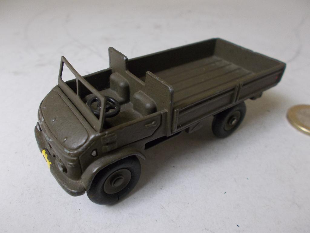 1961 Dinky Toys 821 MERCEDES UNIMOG (Repainted) -D-., Hobby en Vrije tijd, Modelauto's | 1:43, Ophalen of Verzenden, Gebruikt