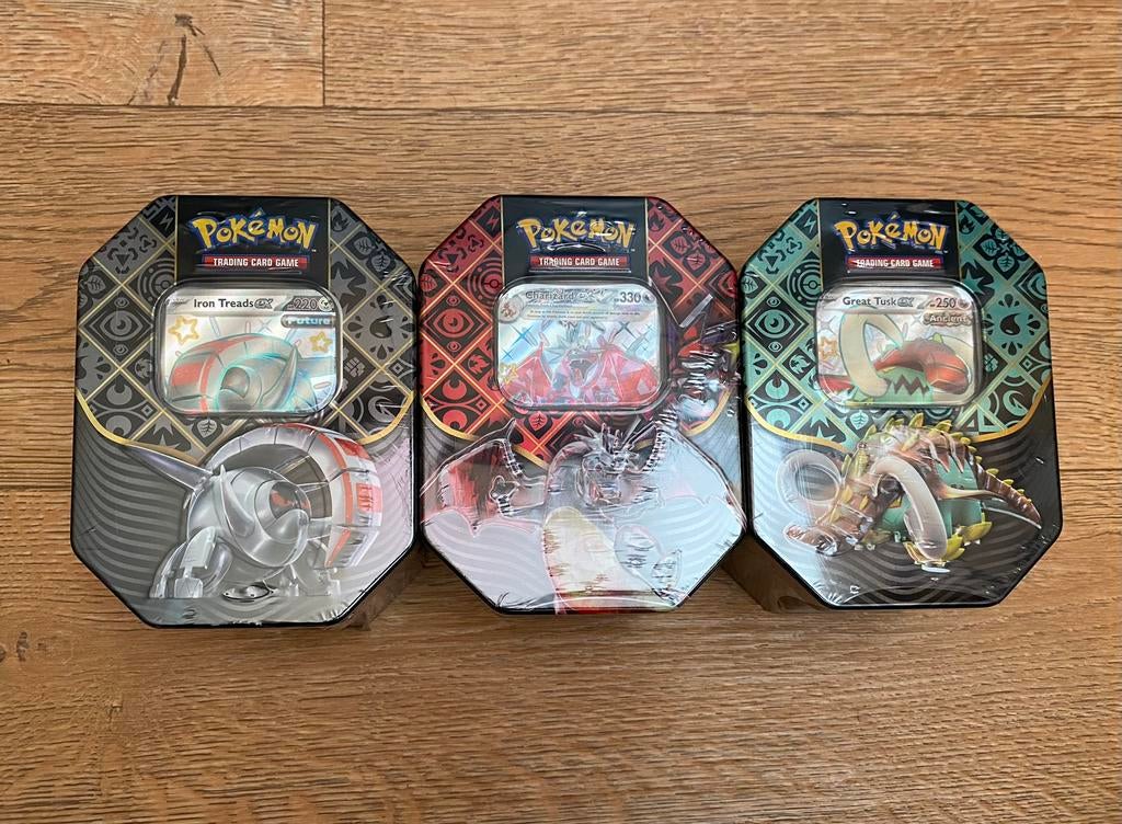 Pokémon TCG - Paldean Fates EX Tin ArtSet (3 TINS) *SEALED*, Ophalen of Verzenden, Nieuw, Foil