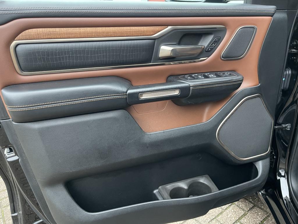 Dodge Ram 1500 pick up 4x4 Crew Cab Longhorn (bj 2018), Auto's, Automaat, Gebruikt, Zwart, RAM 1500