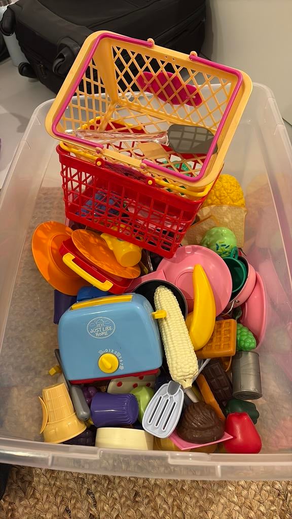Box with children food toys, Ophalen of Verzenden, Zo goed als nieuw