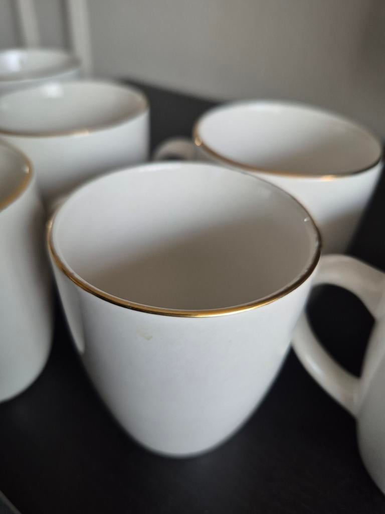 8 Nieuwe koppen met gouden randje, Ophalen