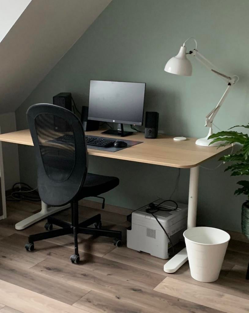 Bureau met wit onderstel (IKEA), Huis en Inrichting, Bureaus, Ophalen, Gebruikt, Spaanplaat of MDF, Bruin