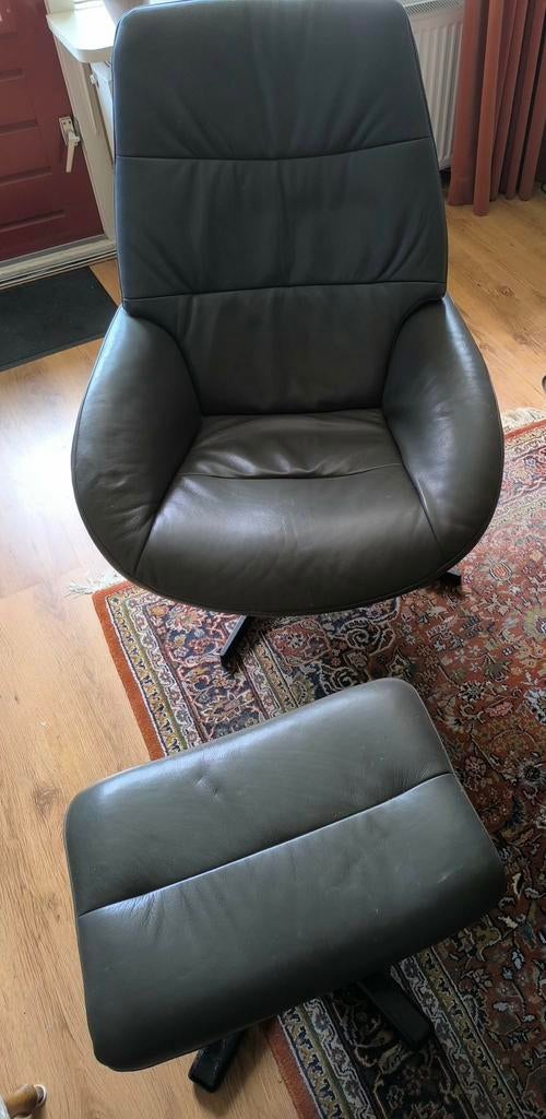 Draai stoel fauteuil met voetenbankje, Huis en Inrichting, Fauteuils, Ophalen, Minder dan 75 cm, Leer, Zo goed als nieuw