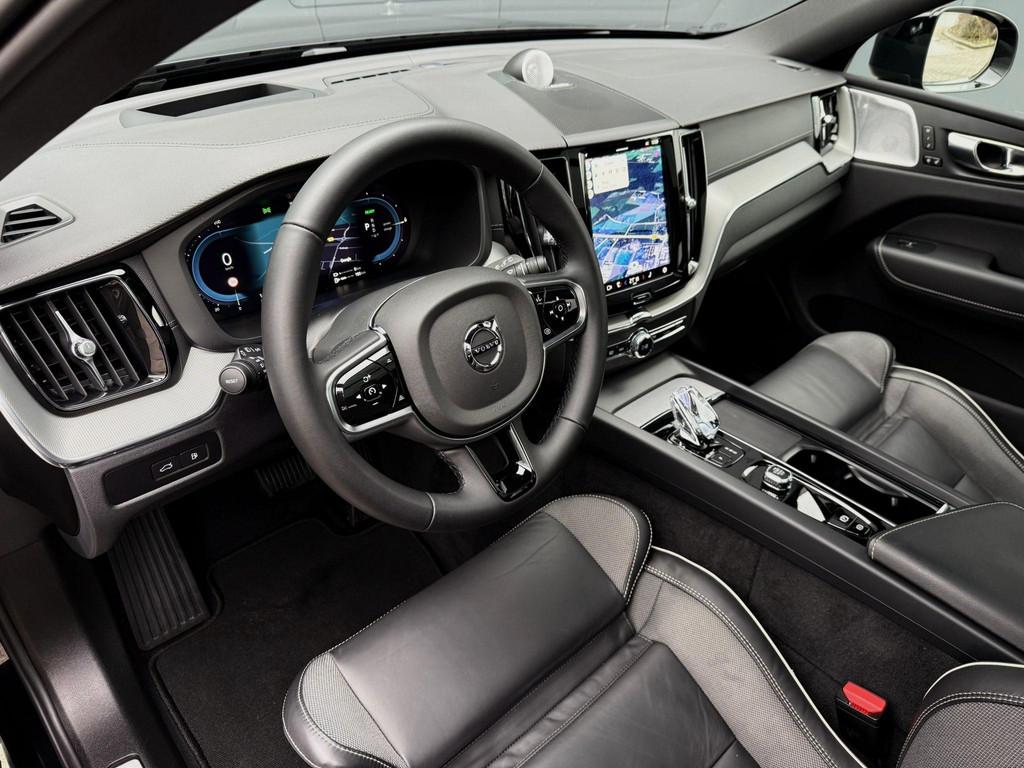 Volvo XC60 2.0 T8 hybrid AWD Ultimate Black Edition B&W Tr.h, Auto's, Automaat, Stof, Gebruikt, Euro 6