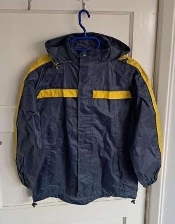 NIEUW Regenjas maat 146 / 152 Hema donkerblauw met geel, Kinderen en Baby's, Kinderkleding | Maat 146, Nieuw, Jongen of Meisje