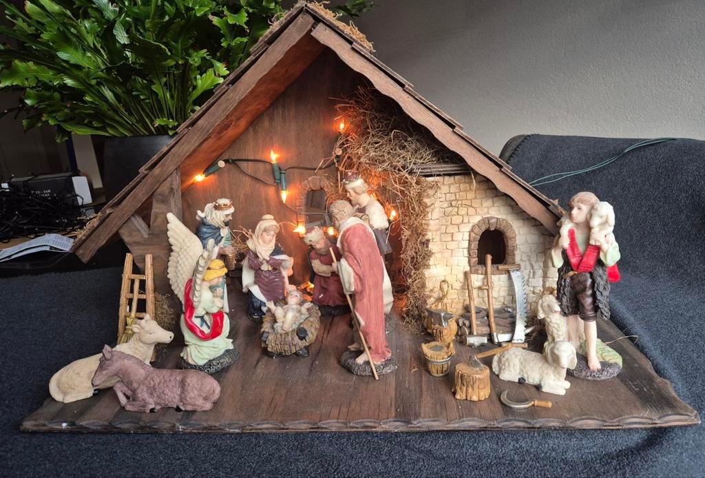 Kerststal met diverse figuren en accessoires, Diversen, Kerst, Ophalen, Zo goed als nieuw