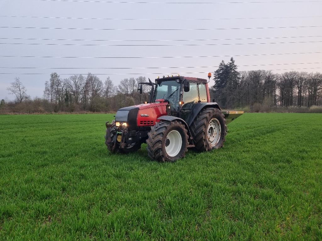 Valtra 6850 hitech bj 2005 met Quicke voorlader bj 2008, Zakelijke goederen, Agrarisch | Tractoren, Gebruikt, 120 tot 160 Pk, 7500 tot 10000