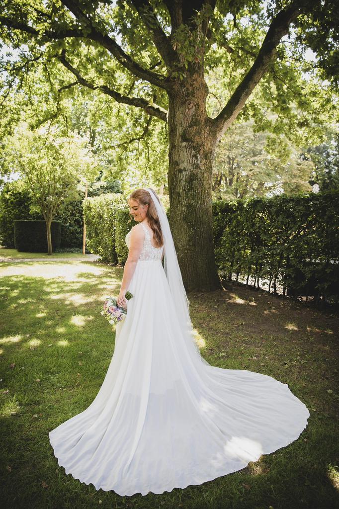 Romantische trouwjurk met kant, split en sleep - Maat L/40, Ophalen, Zo goed als nieuw, Wit, Trouwjurk