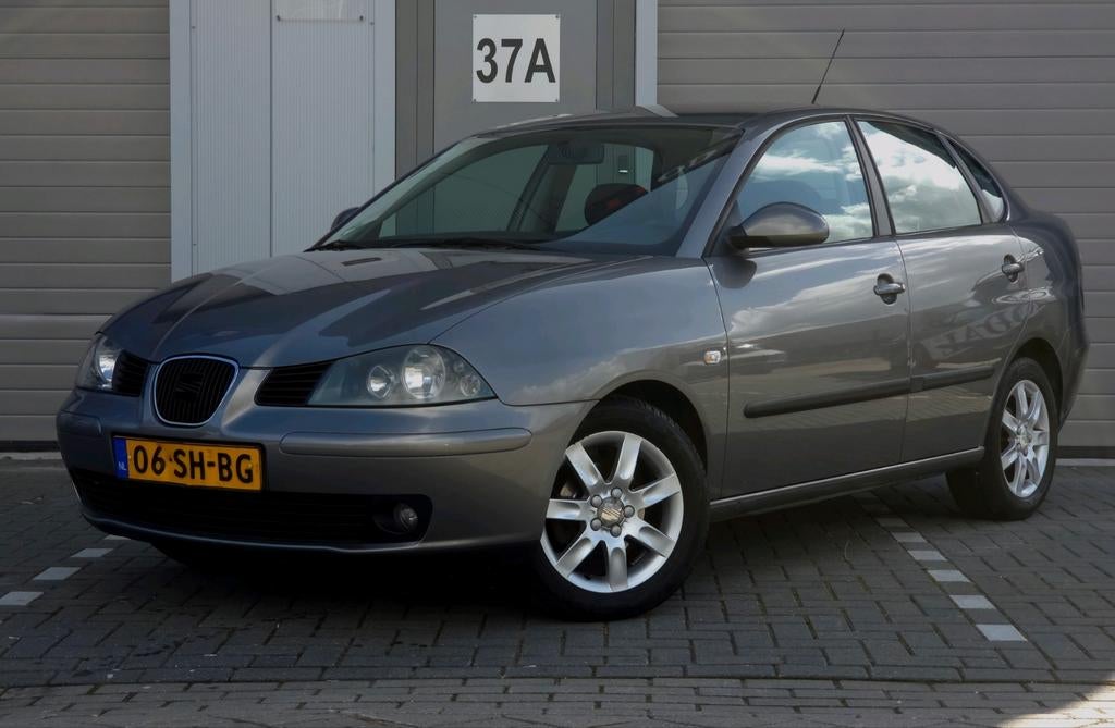 SEAT CORDOBA SENSATION/AIRCO/CRUIS/BLUETH/TREKH/NW DISTRRIEM, Voorwielaandrijving, Metallic lak, Zwart, Leder en Stof