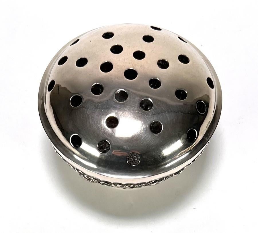 1066. Zilveren Djokja bloemsteker en schaaltje, 20e eeuw, Ophalen of Verzenden, Zilver