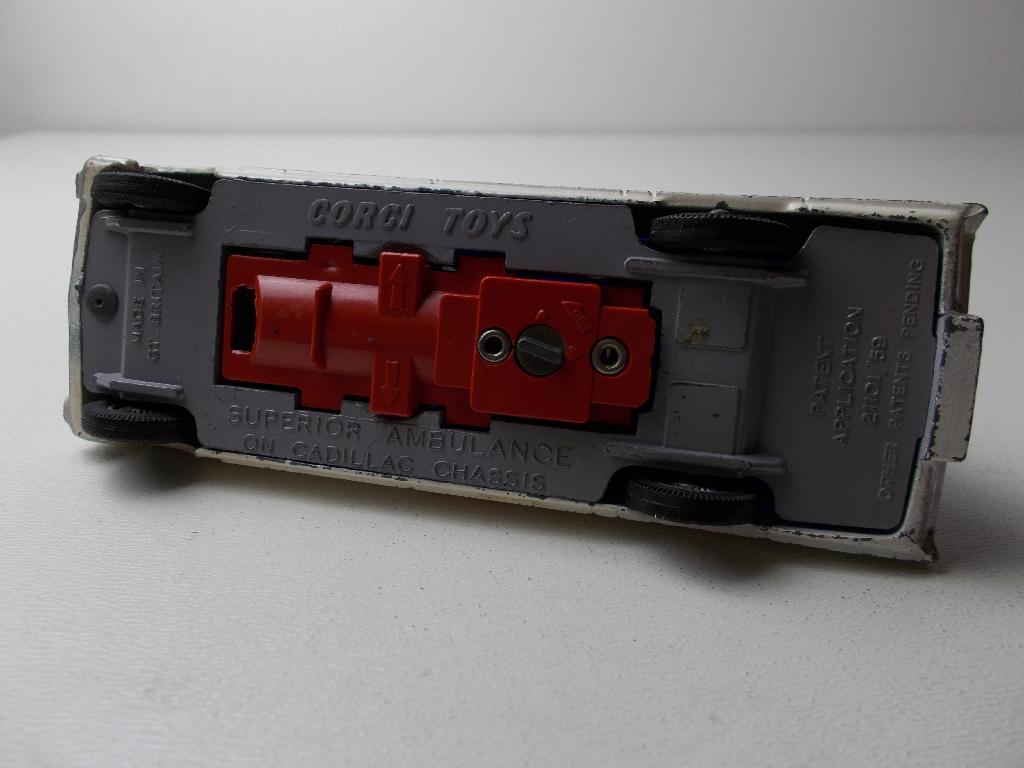 1965 Corgi Toys 437 SUPERIOR AMBULANCE ON CADILLAC CHASSIS., Ophalen of Verzenden, Zo goed als nieuw, Auto, Corgi