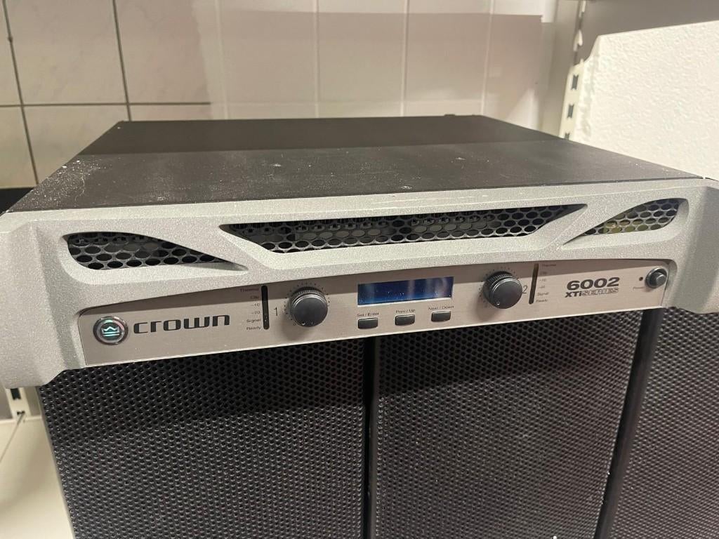 Crown XTI6002 met DSP 2 x 2100 watt bij 4 ohm, Zo goed als nieuw, 120 watt of meer, Front, Rear of Stereo speakers, Ophalen