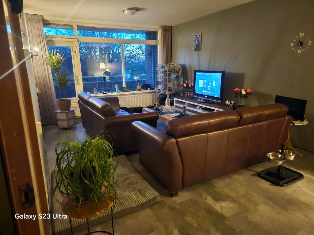 2 mooie leren banken te koop., Huis en Inrichting, Banken | Bankstellen, Ophalen, Driepersoons, Zo goed als nieuw, Rechte bank