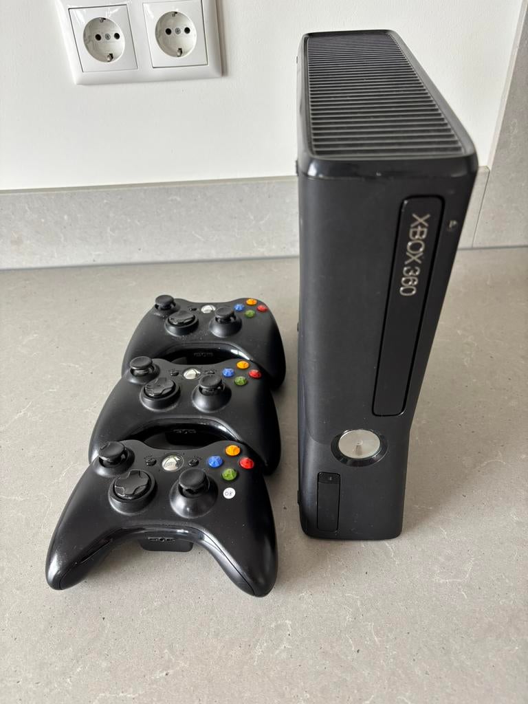 Xbox 360 incl. 29 spellen, Ophalen, Zo goed als nieuw, 250 GB, Met 2 controllers