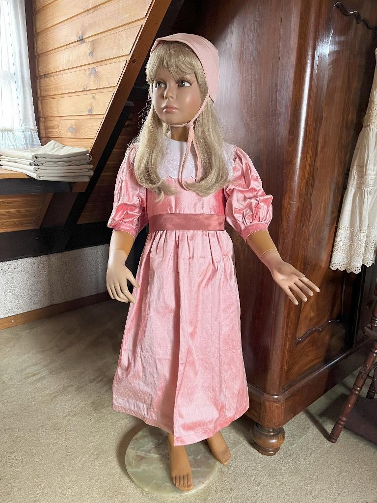 Oude meisjes etalage pop, Ophalen