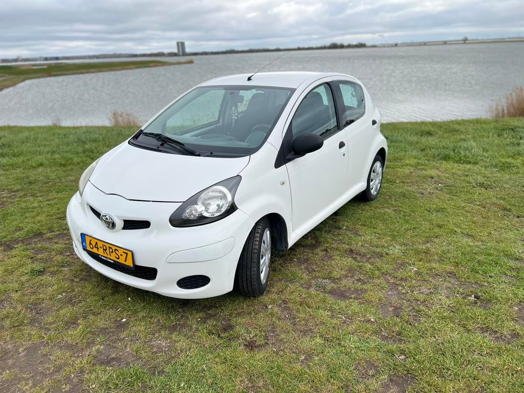 Toyota Aygo 1.0 5DRS 2011 Wit. Elec. ramen Airco, Voorwielaandrijving, 4 stoelen, Origineel Nederlands, Handgeschakeld