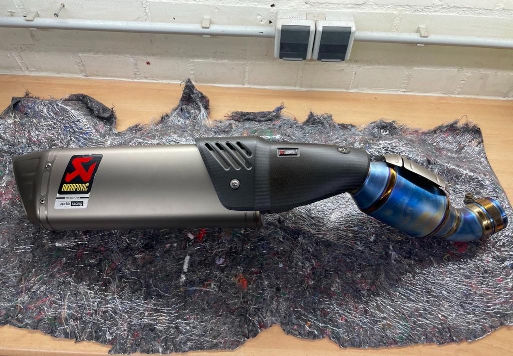 Aprilia RSV4 Akrapovic uitlaat E4, Motoren, Ophalen of Verzenden, Gebruikt