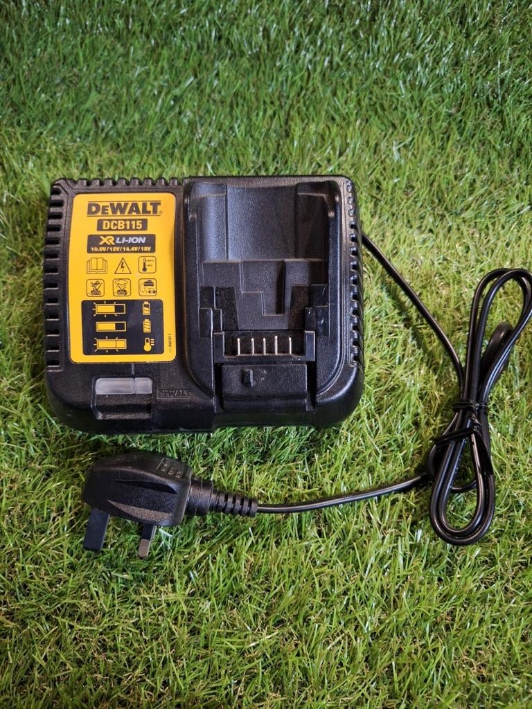 Partij 28x Nieuwe Dewalt DCB115 Laders met UK Stekker, Stanley Black & Decker, 210 Bath Road, Slough, SL1 3YD, UK, Dewalt, Nieuw