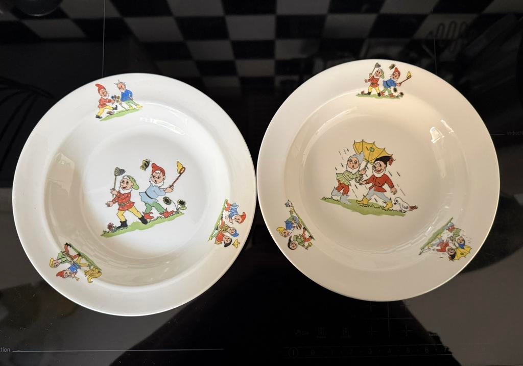 2 diepe kinderbordjes P.Regout de Shpinx kabouters papbordje, Antiek en Kunst, Ophalen of Verzenden