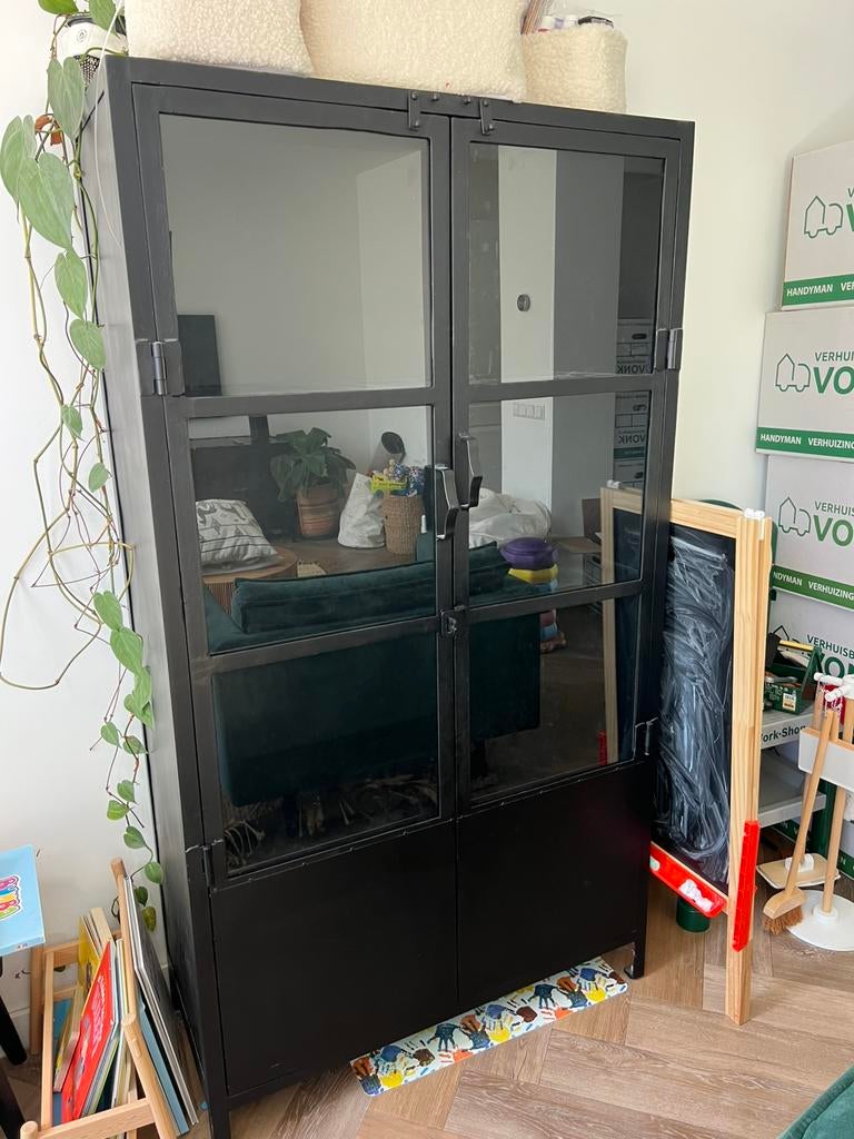 Zwarte vitrinekast met glazen deuren, Ophalen, Met deur(en), 50 tot 100 cm, Zo goed als nieuw