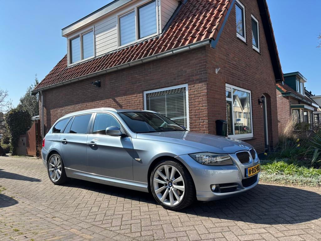 Supermooie BMW 3-Serie 3.0 I 325 Touring, 745 kg, Achterwielaandrijving, Zwart, Blauw