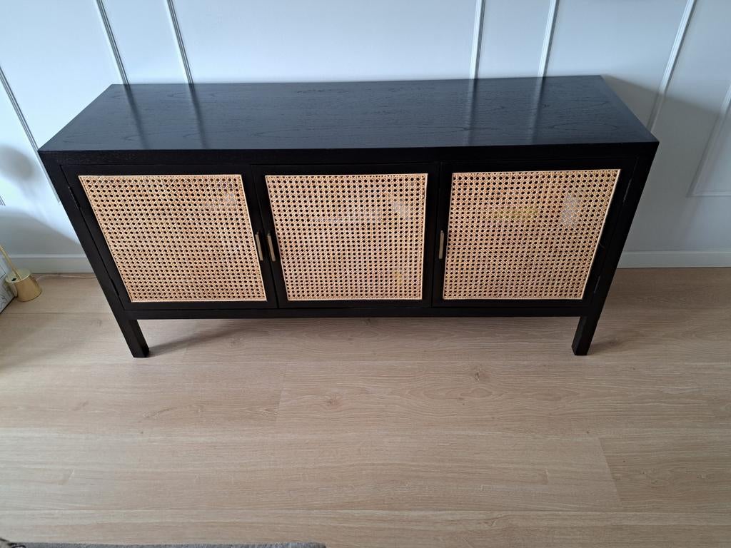 Zwart dressoir met rotan deurtjes, Ophalen, 100 tot 150 cm, Zo goed als nieuw, 25 tot 50 cm