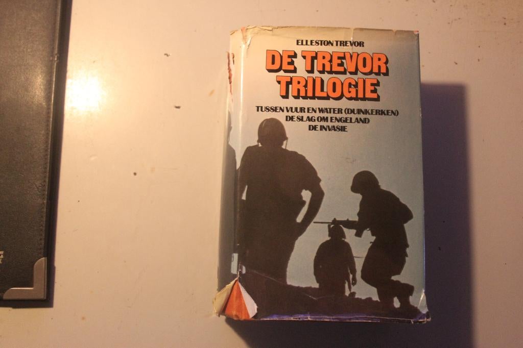 502l - boek - elleston trevor - de trevor trilogie - tussen, Ophalen of Verzenden, Gelezen