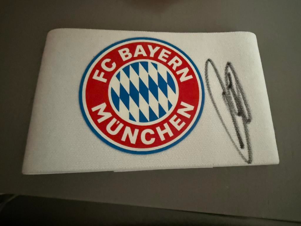 Gesigneerde aanvoedersband Vincent Kompany, Seizoenskaart, Eén persoon