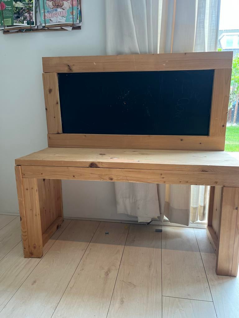 Speeltafel steigerhout met krijtbord en 2 stoeltjes, Ophalen, Gebruikt