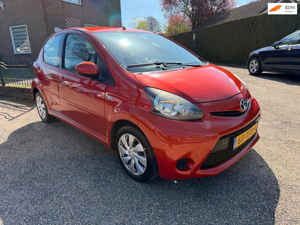 Toyota Aygo 1.0 VVT-i Comfort Orange, Voorwielaandrijving, Euro 5, Gebruikt, Overige kleuren