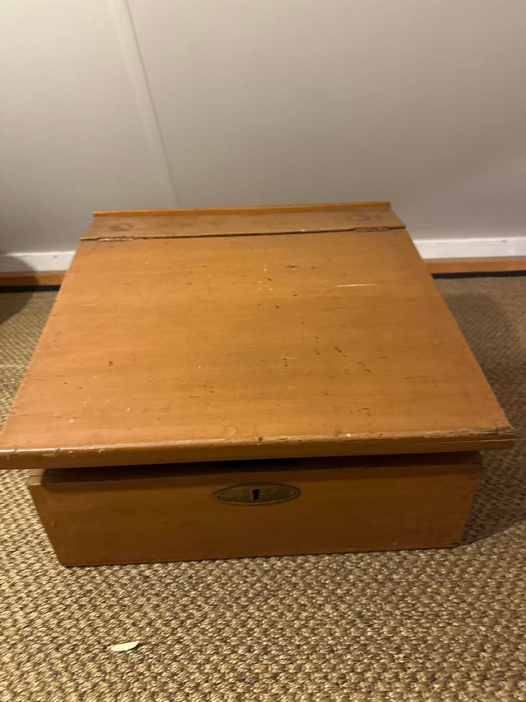 Houten lessenaar met opbergvakken, Ophalen