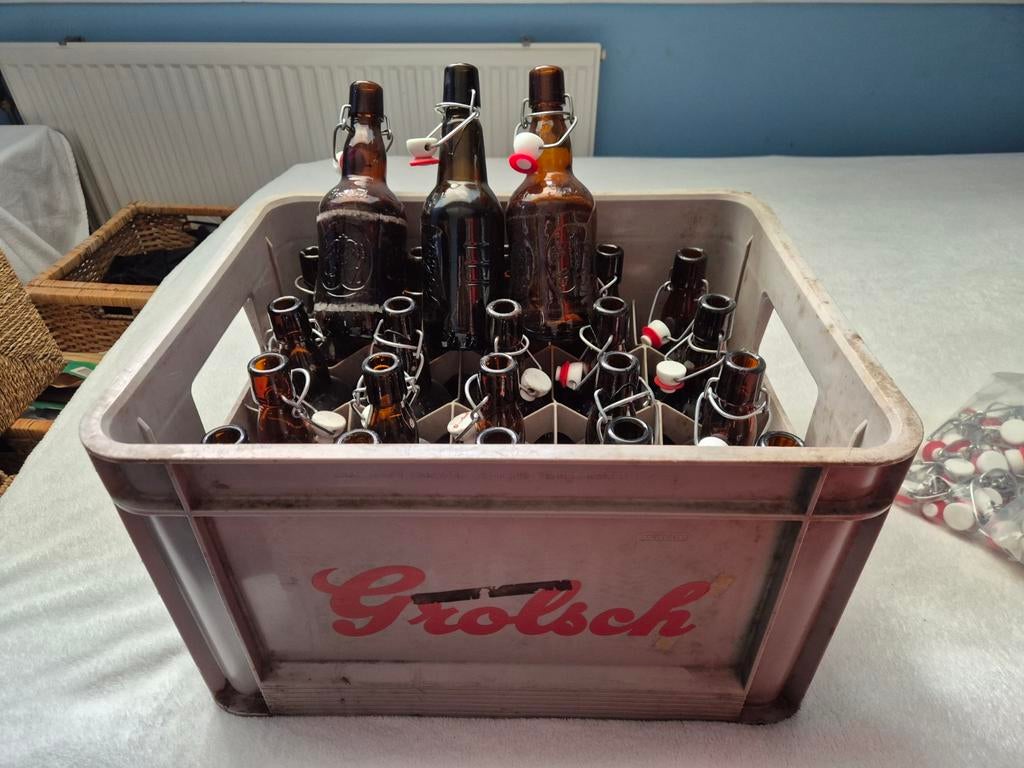 Grolsch beugelflessen met krat en nieuwe beugels, Ophalen