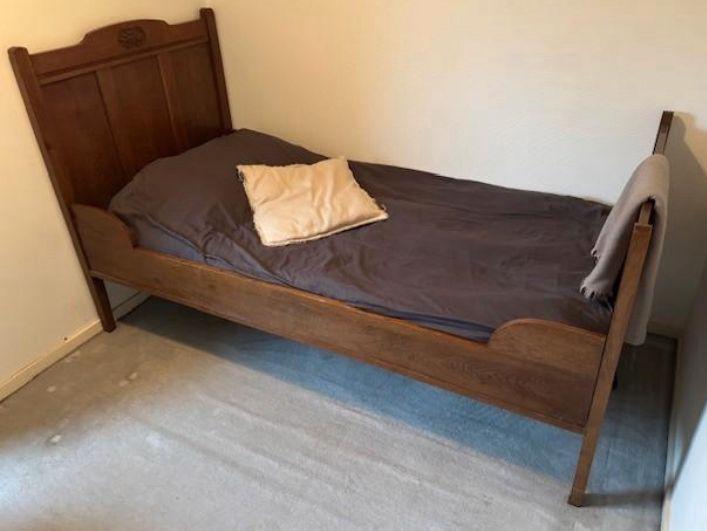 Vintage Eikenhouten bed met snijwerk, Gebruikt, 90 cm, Eenpersoons, Ophalen of Verzenden