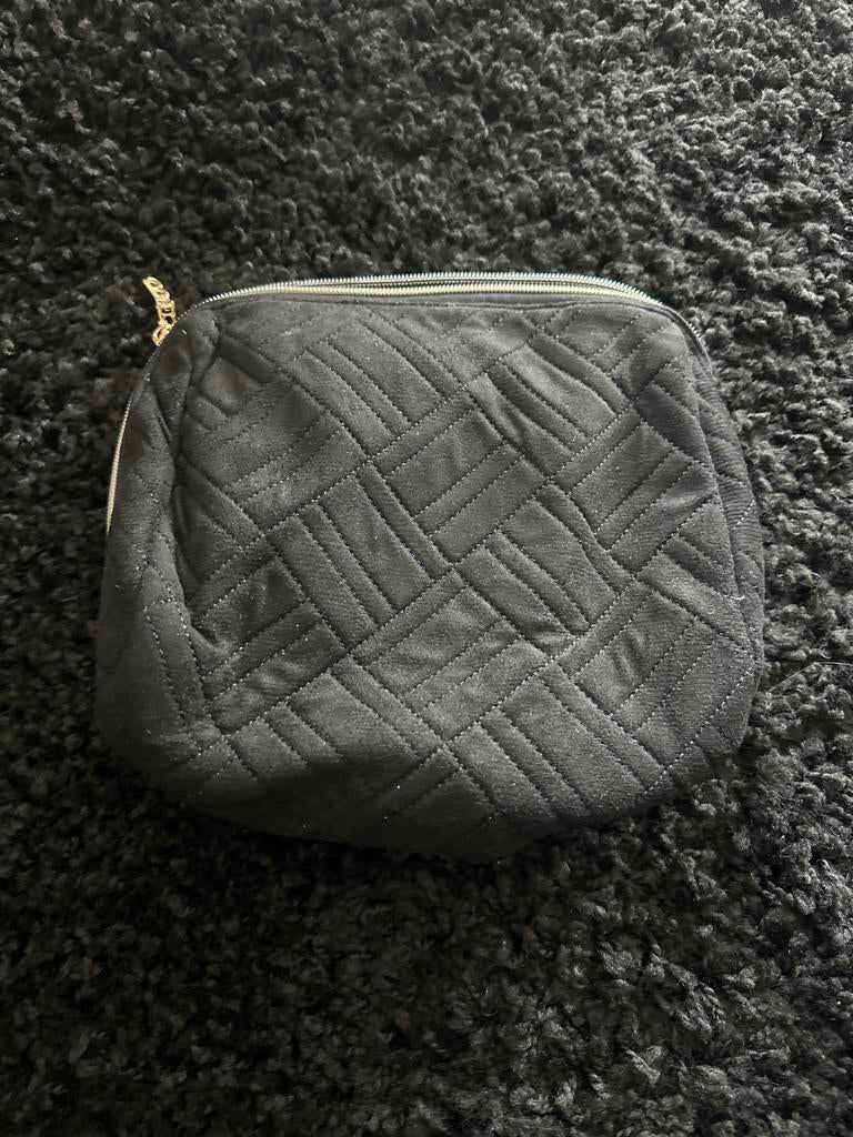 Zwart gewatteerd make-up tasje / etui, Sieraden, Tassen en Uiterlijk, Toilettassen, Ophalen of Verzenden, Gebruikt, Zwart, Dame