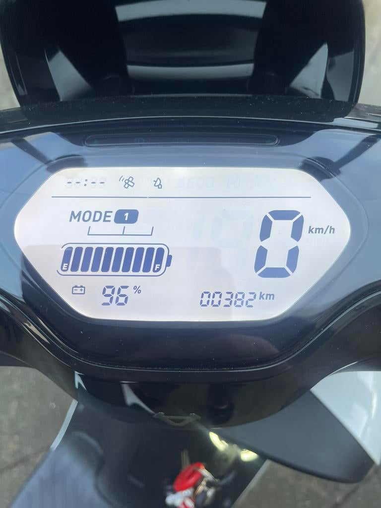 Mooie witte elketriche scooter (merk niu), Ophalen, Maximaal 45 km/u, Zo goed als nieuw, Benzine