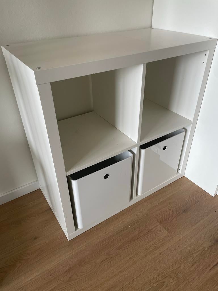 Kallax Ikea kast met 4 vakken en 2 witte bakken, Ophalen, Zo goed als nieuw