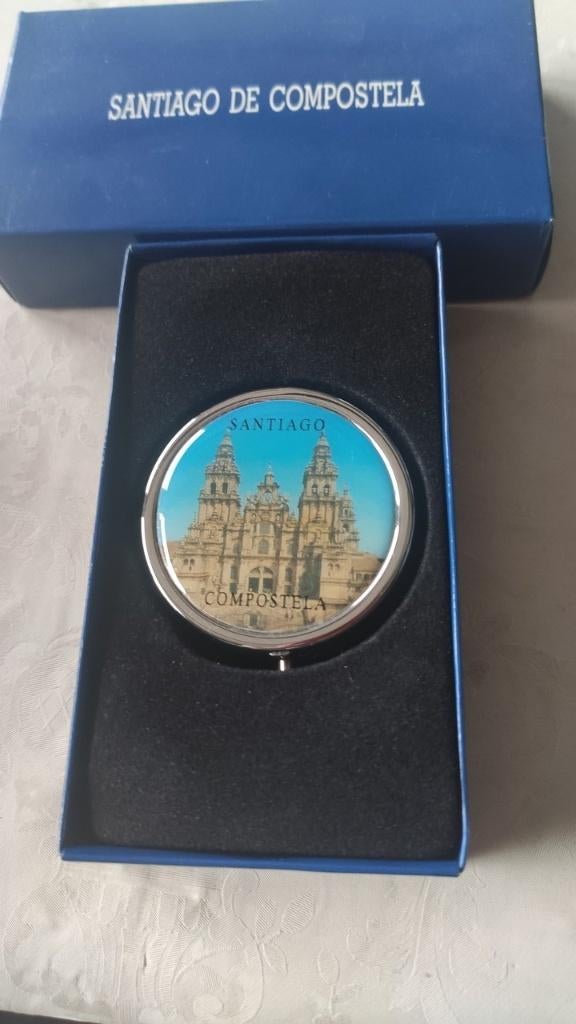 224 Mooi pillendoosje uit Santiago de Compostela, Ophalen of Verzenden, Zo goed als nieuw, Overige typen, Christendom | Katholiek