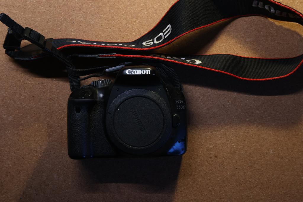 Canon 550d + EF 90-300mm f4.5-5.6 lens, Gebruikt, Spiegelreflex, Canon, Ophalen of Verzenden