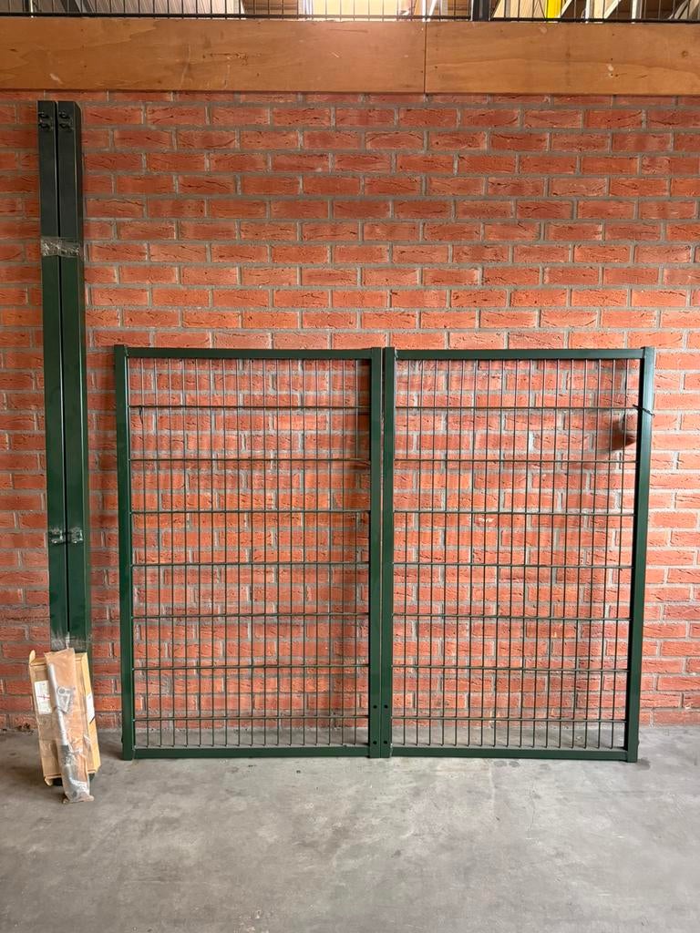 Dubbelstaafmat poort H1600 x B2000 mm met palen RAL6009, Ophalen, Staal, Nieuw, Info@momanhekwerk.nl