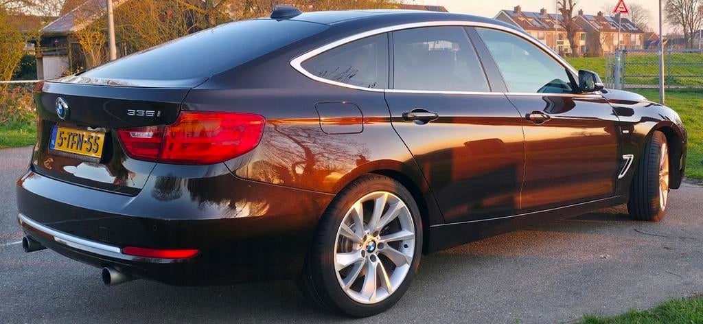 BMW 3 GT 335I Aut8 2014 Line assist Cplay stuur/stoel verwar, Auto's, BMW, Achterwielaandrijving, Bruin, USB, 93 €/maand