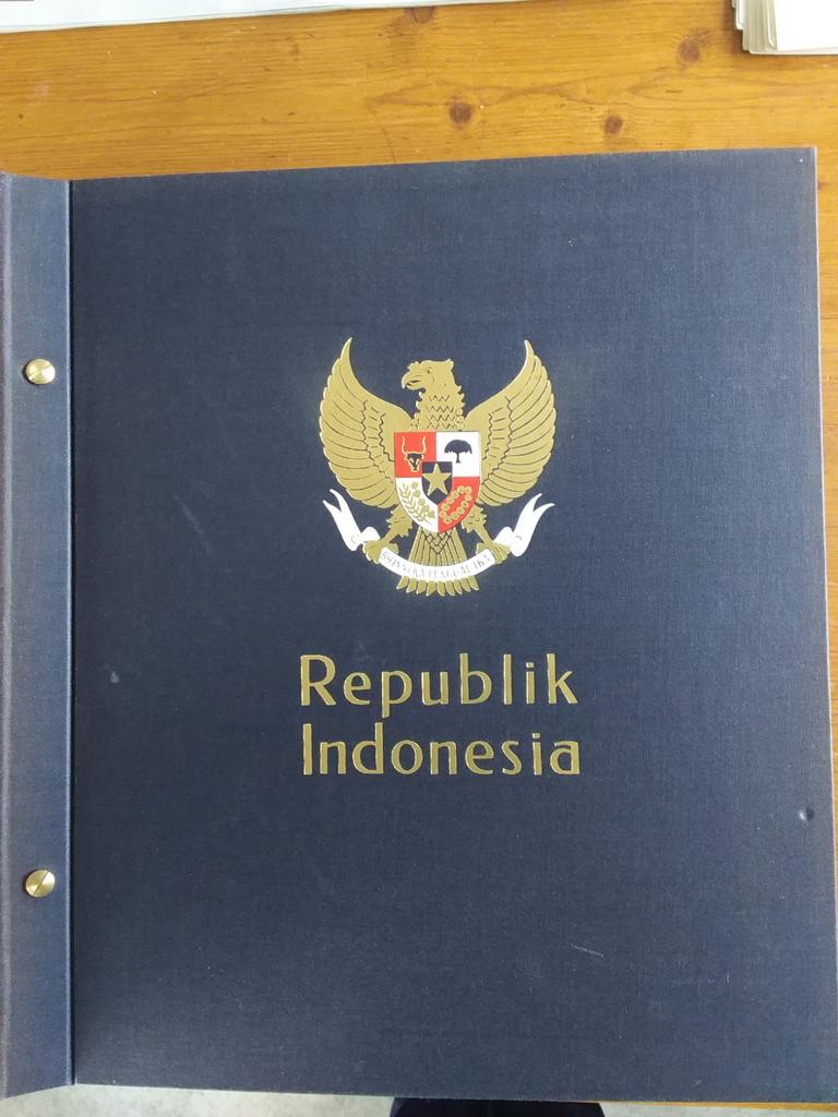 Indonesia zegels in origineel album., Verzenden, Verzamelalbum