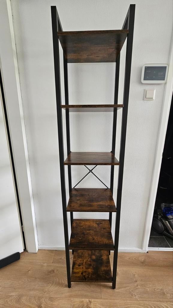 Industriële smalle boekenkast / ladderkast – hout & zwart, Ophalen, Zo goed als nieuw
