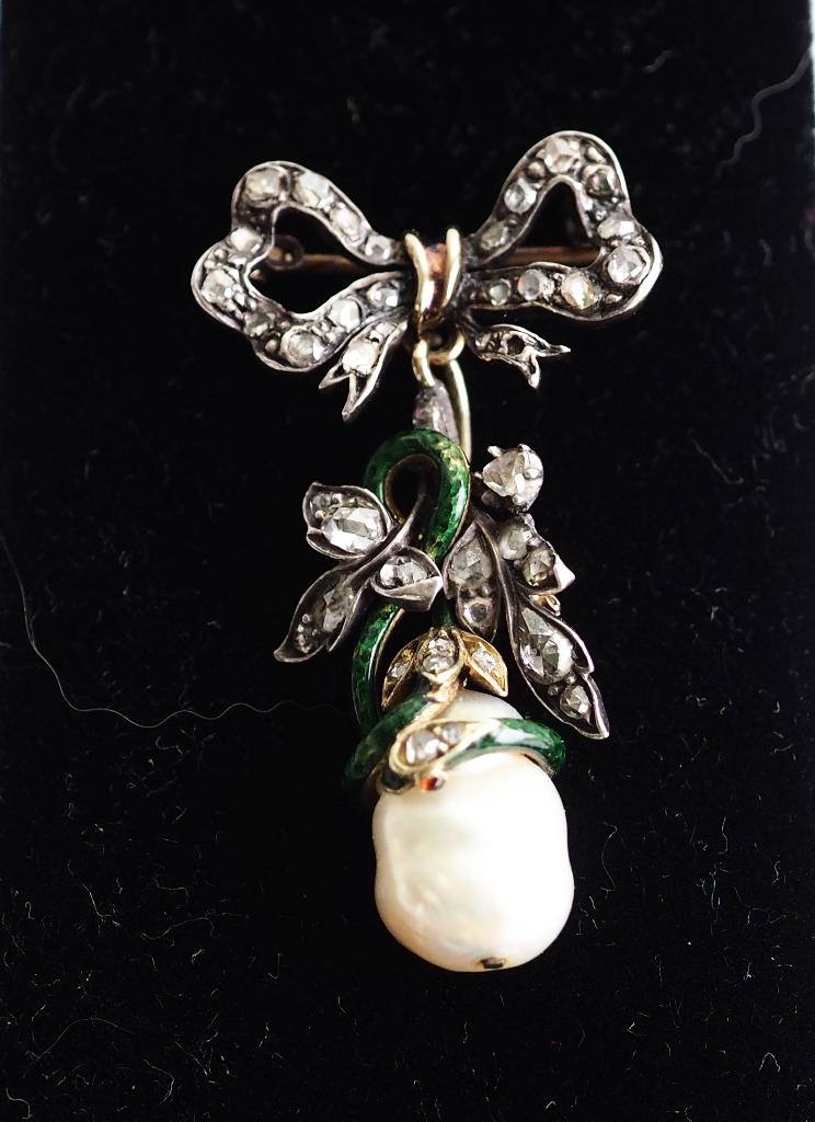 Deelbare broche met roosdiamant, emaille en een barokparel, Ophalen of Verzenden, Overige materialen, Broche