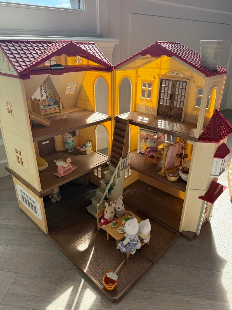Sylvanian Families Groot Huis met Familie en Inrichting, Kinderen en Baby's, Speelgoed | Poppenhuizen, Ophalen of Verzenden, Gebruikt