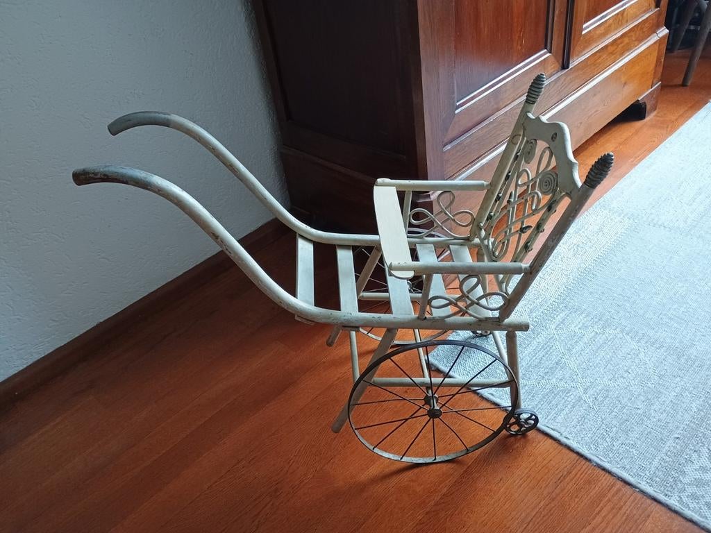 Oude antieke poppenwagen, Ophalen