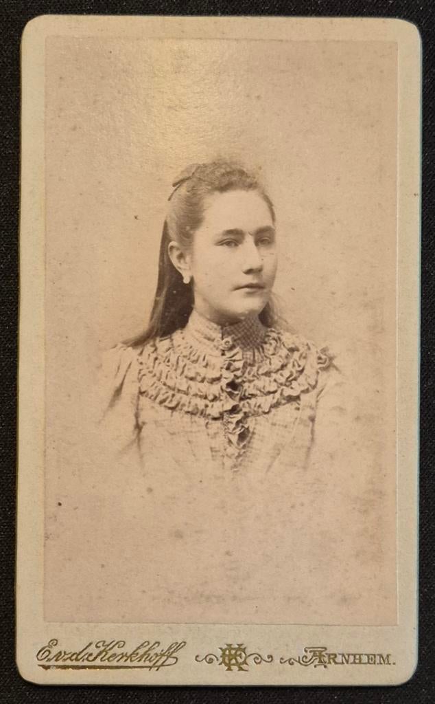 058 cdv meisje Arnhem fotograaf E. van de Kerkhoff, Ophalen of Verzenden, Voor 1940, Gebruikt, Kind