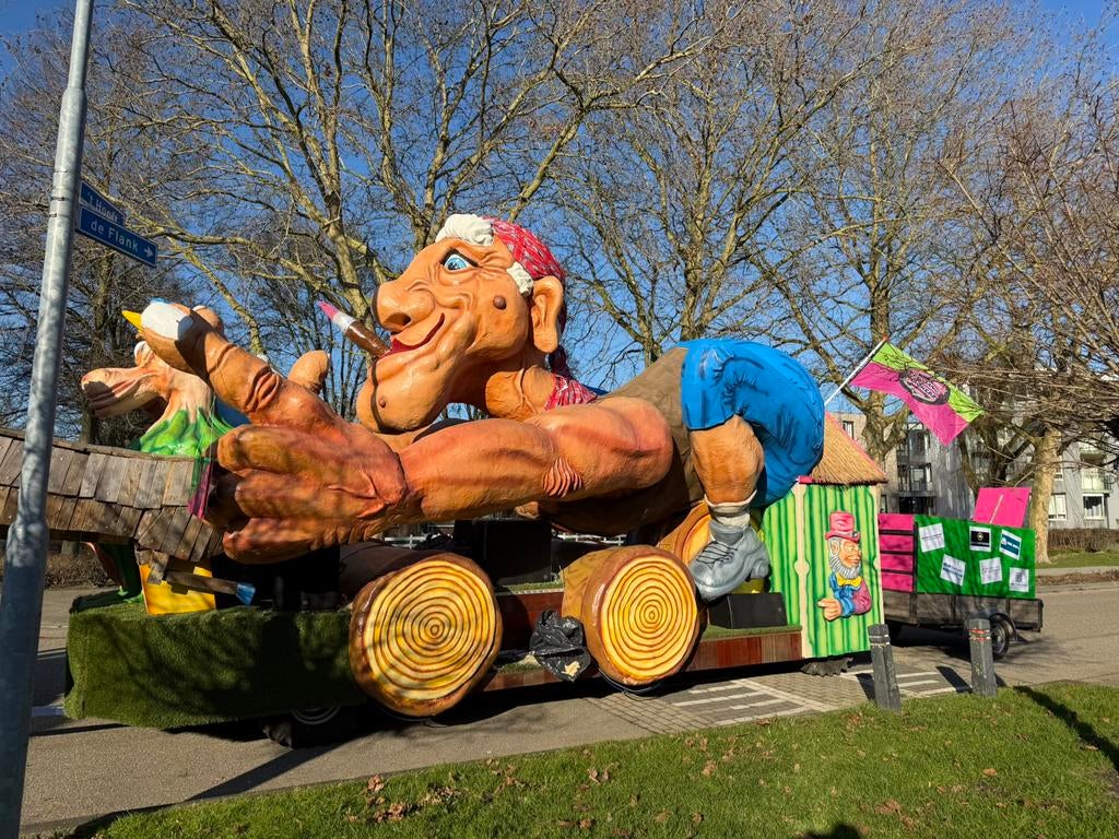 Carnavalswagen “uit het juiste hout gesneden”, Ophalen, Zo goed als nieuw