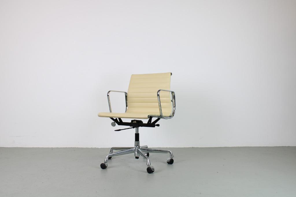 Vitra Eames EA 117, Chroom, Sand/geel, Huis en Inrichting, Bureaustoelen, Ophalen, Gebruikt, Beige, Bureaustoel